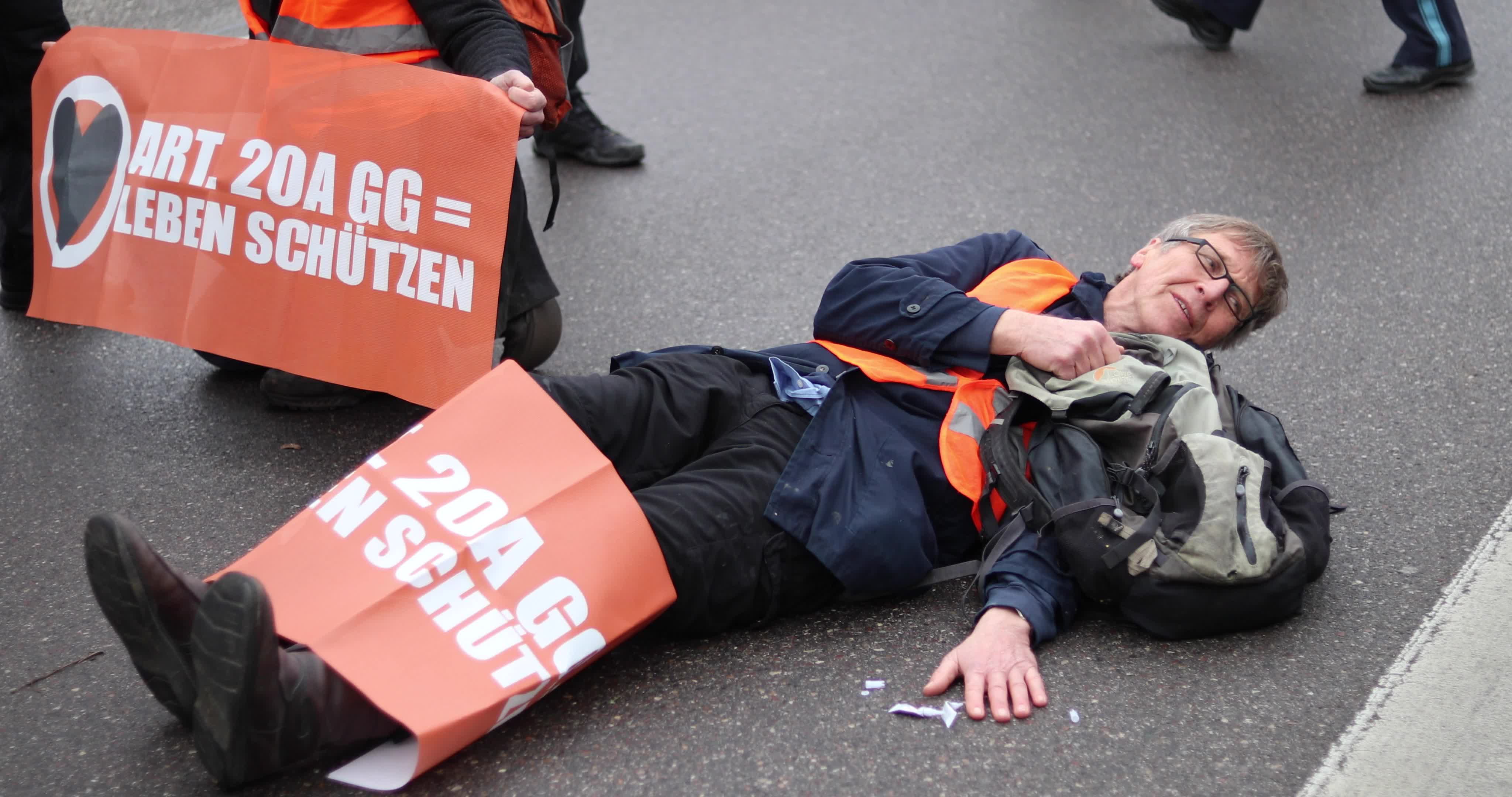 Last Generation blocks the A96 motorway exit in Munich