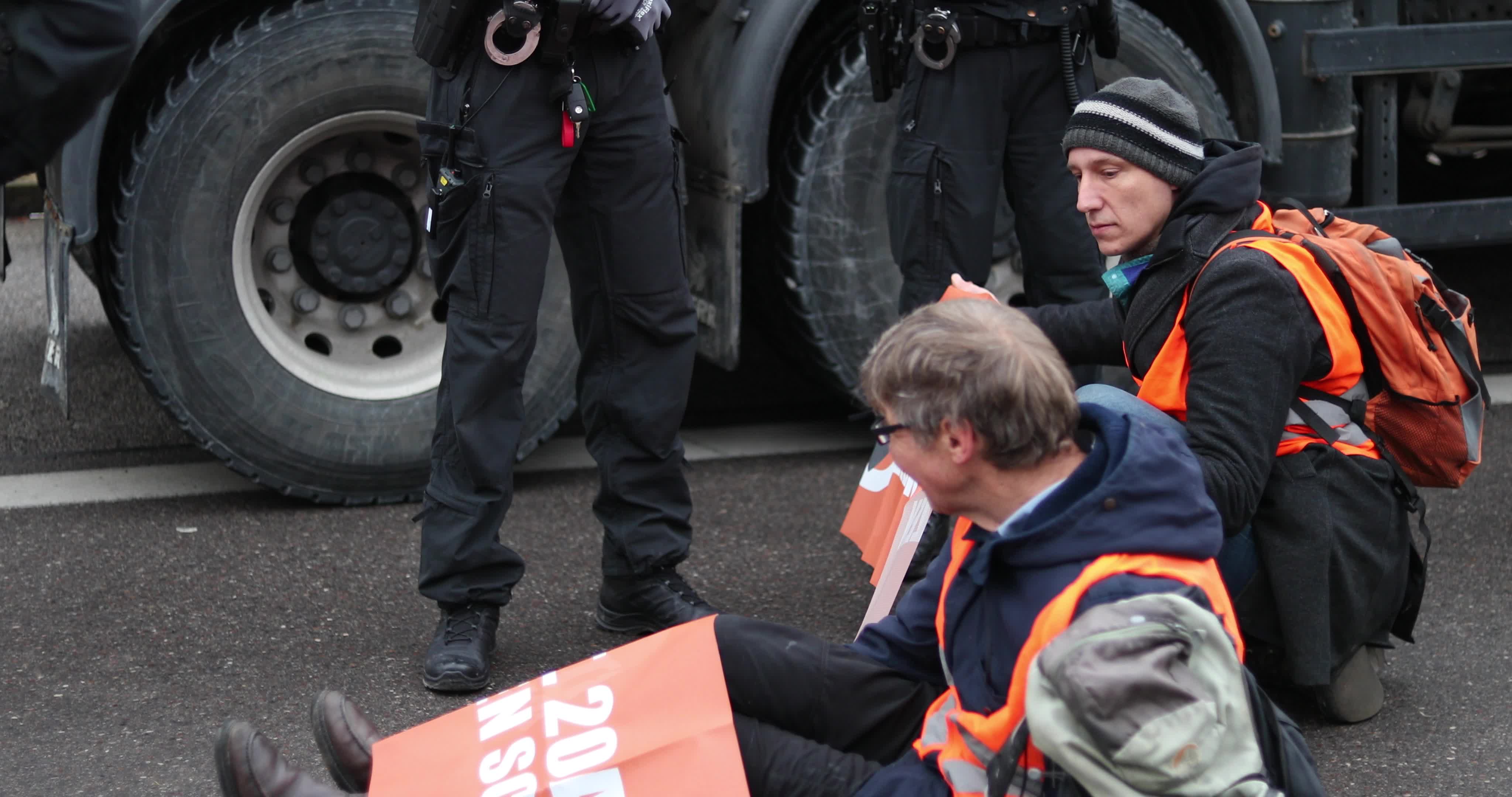 Last Generation blocks the A96 motorway exit in Munich