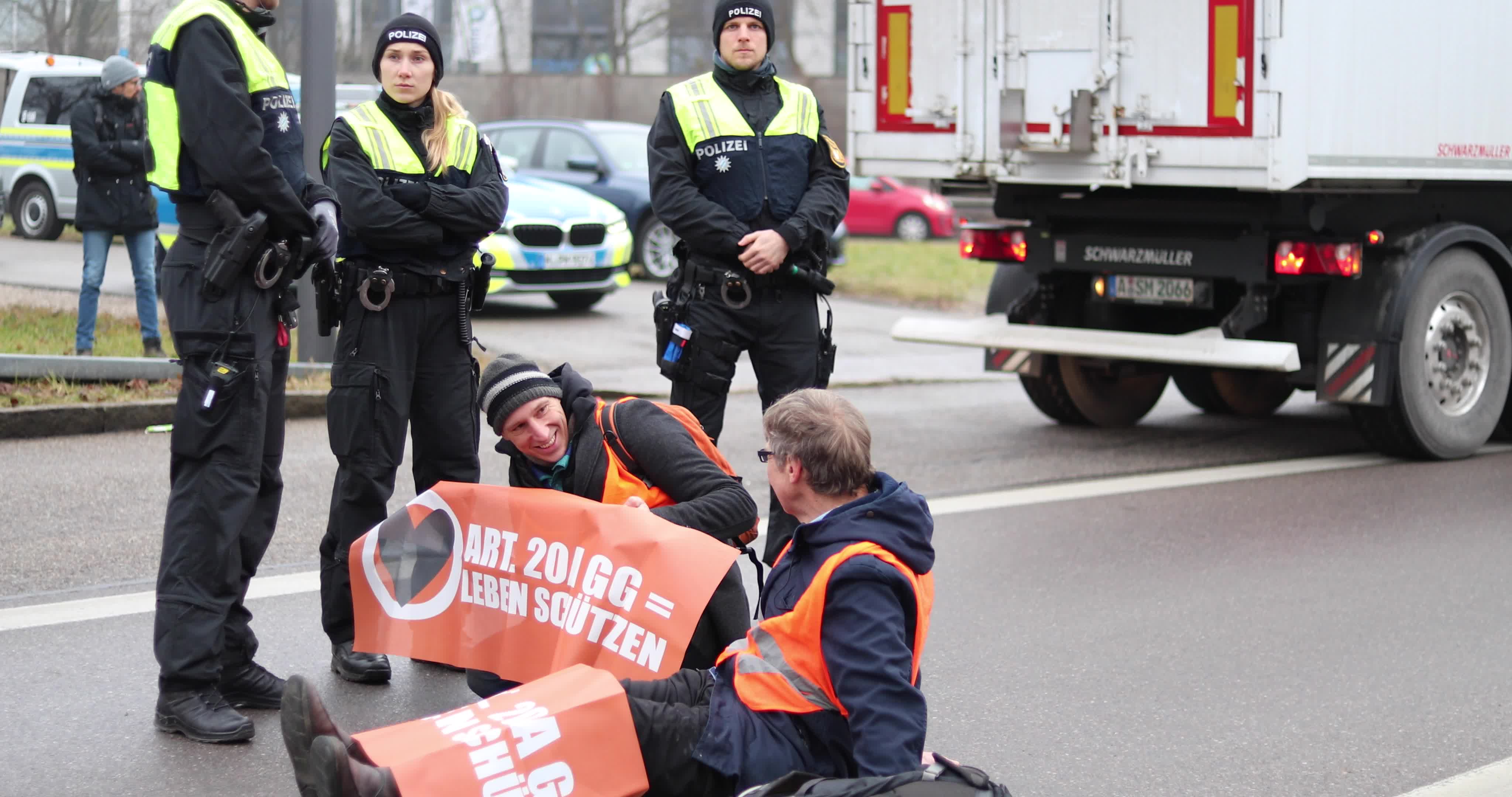 Last Generation blocks the A96 motorway exit in Munich