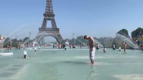 People bathe in the fountain of the Trocadero in Paris to escape the heat wave