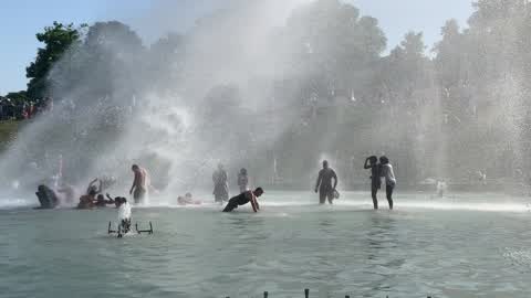 People bathe in the fountain of the Trocadero in Paris to escape the heat wave
