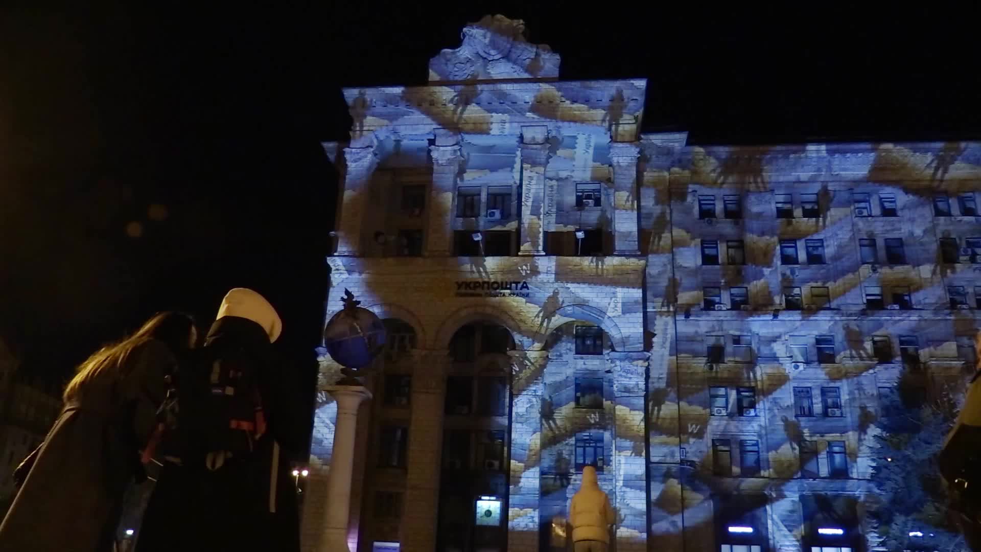 Swiss light artist Gerry Hofstetter illuminates buildings and monuments in Ukraine to commemorate the victims of Russian invasion of Ukraine.
