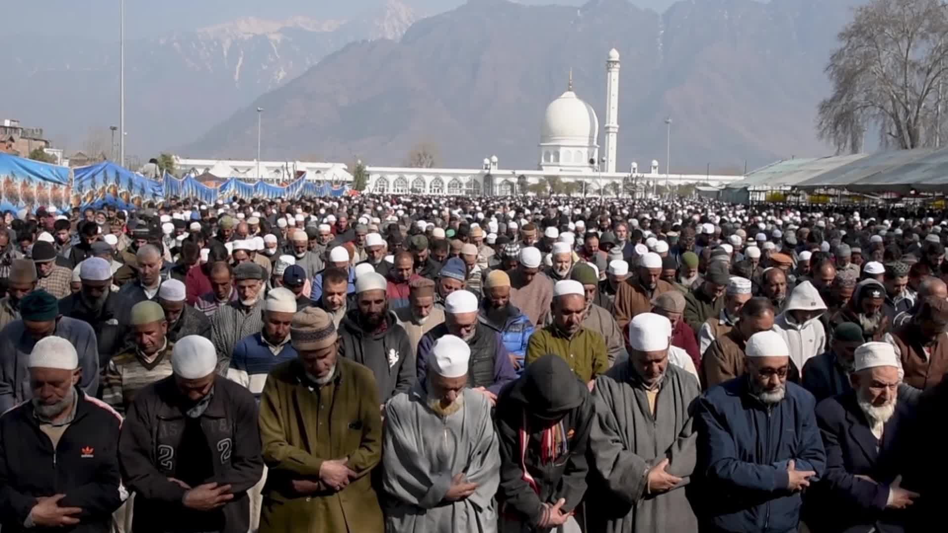 Friday following of Miraj in Srinagar, India
