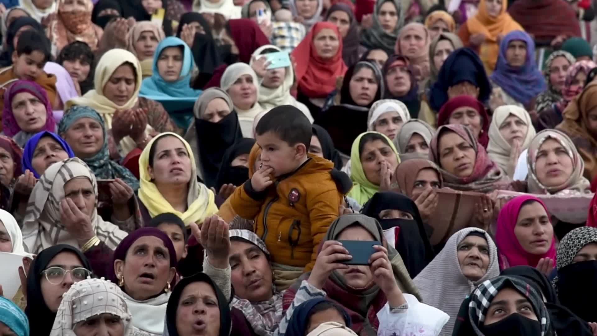 Friday following of Miraj in Srinagar, India