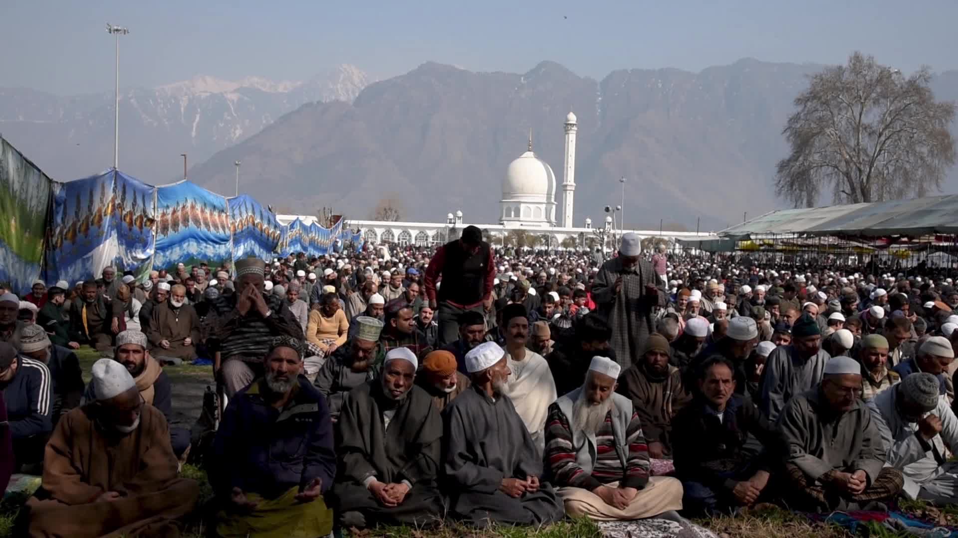 Friday following of Miraj in Srinagar, India