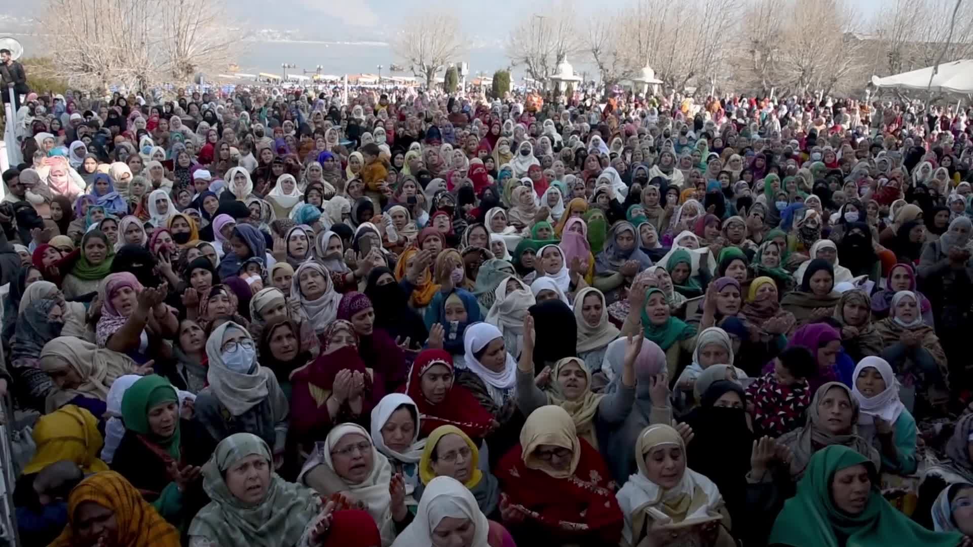 Friday following of Miraj in Srinagar, India