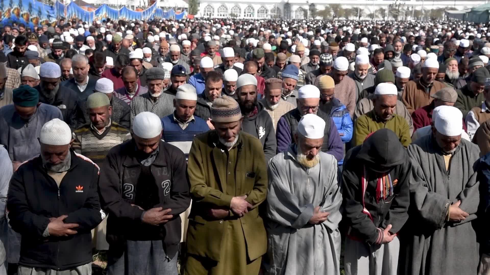 Friday following of Miraj in Srinagar, India