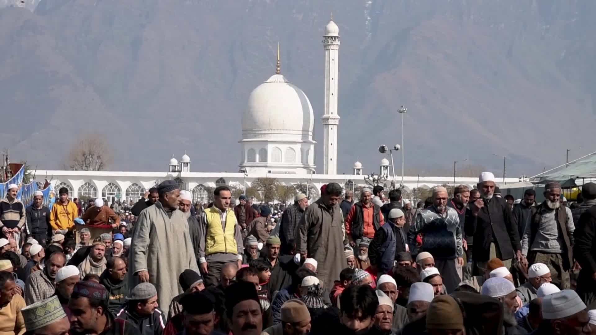 Friday following of Miraj in Srinagar, India