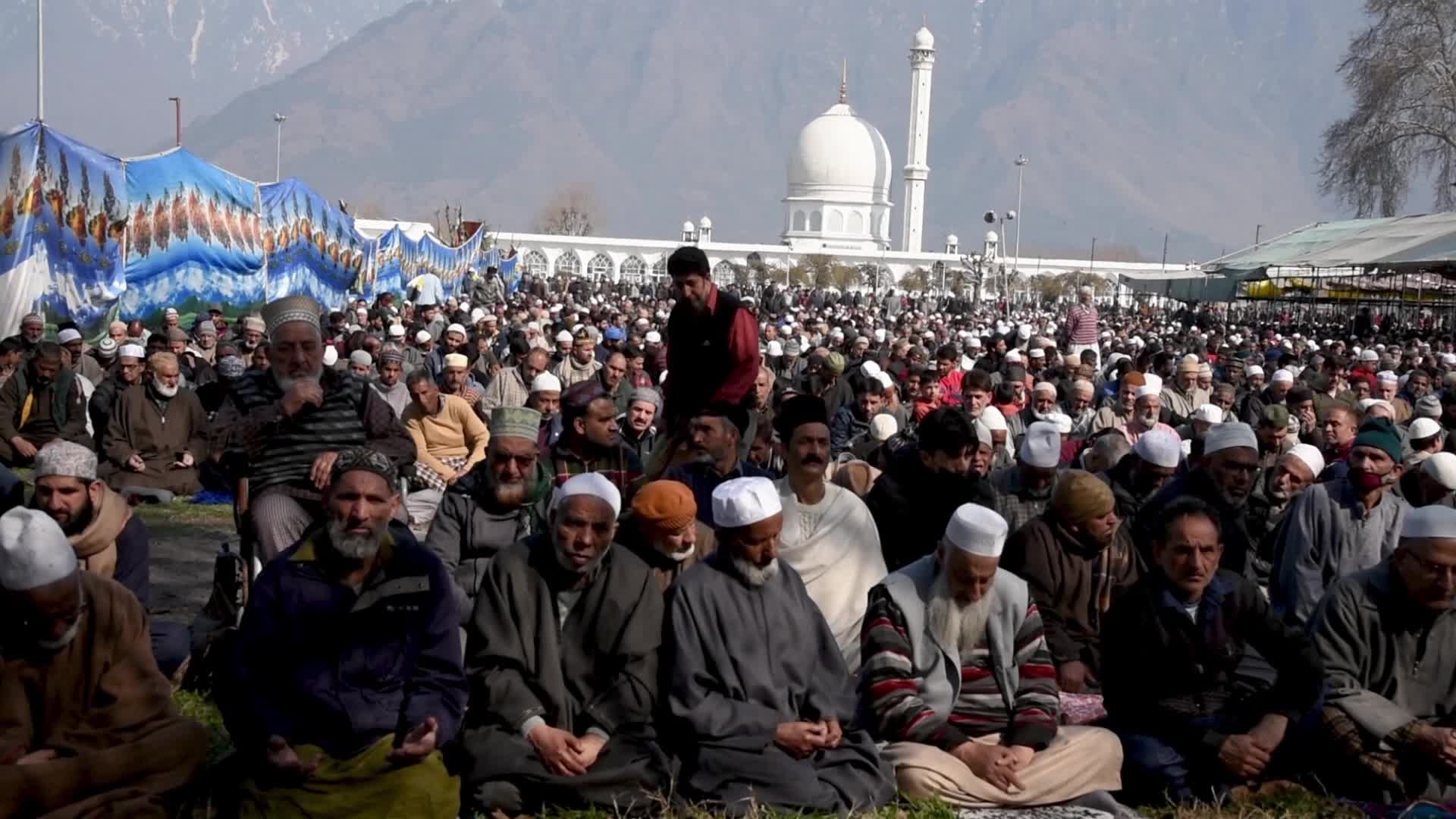 Friday following of Miraj in Srinagar, India