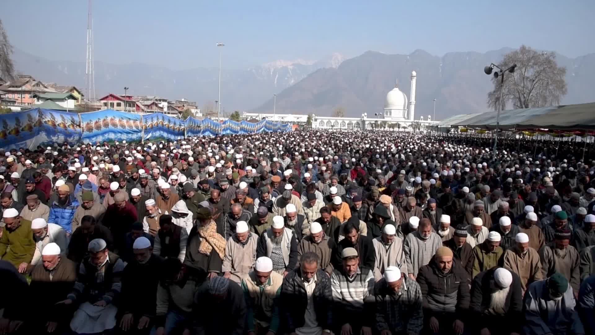 Friday following of Miraj in Srinagar, India