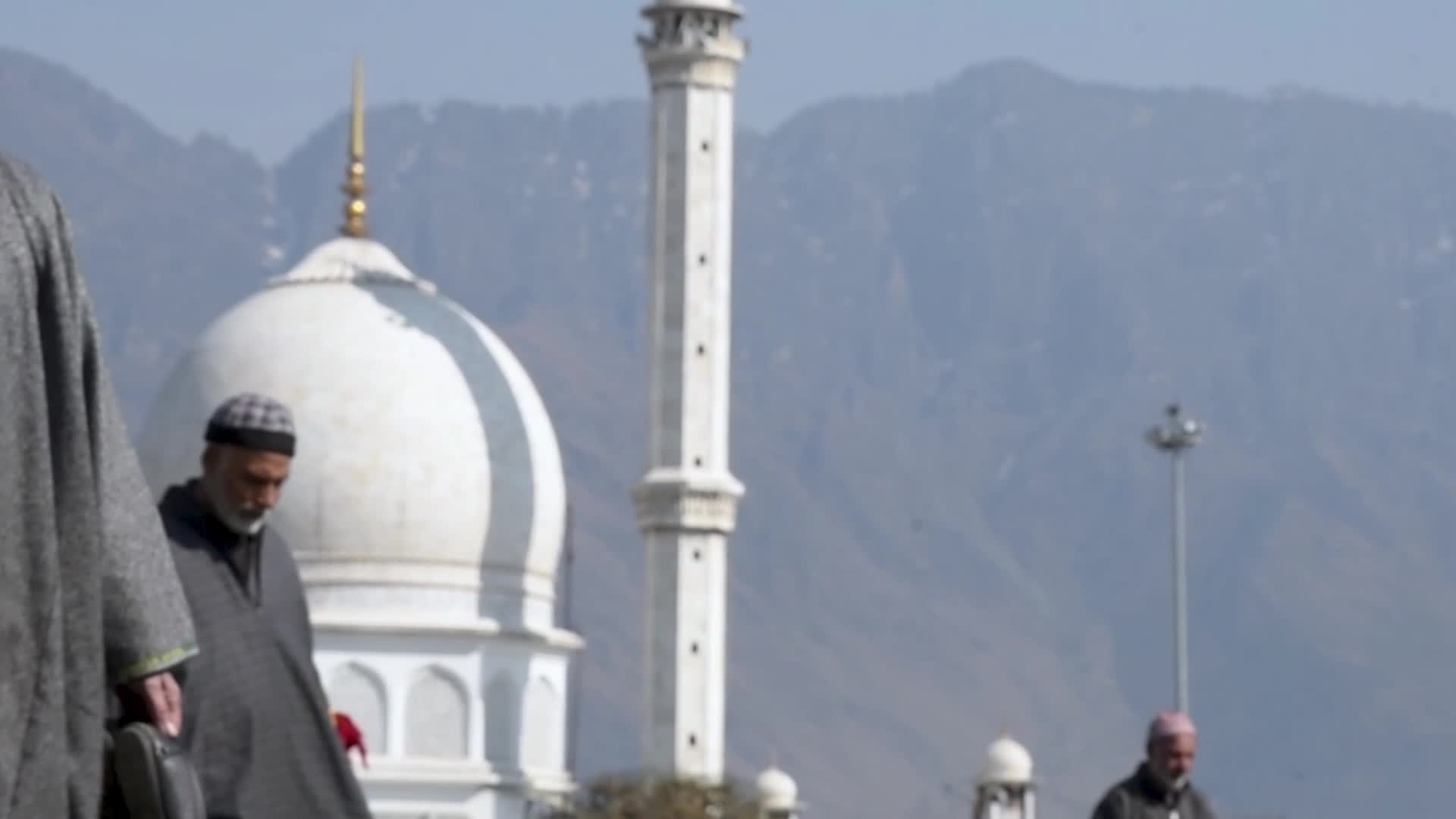 Friday following of Miraj in Srinagar, India