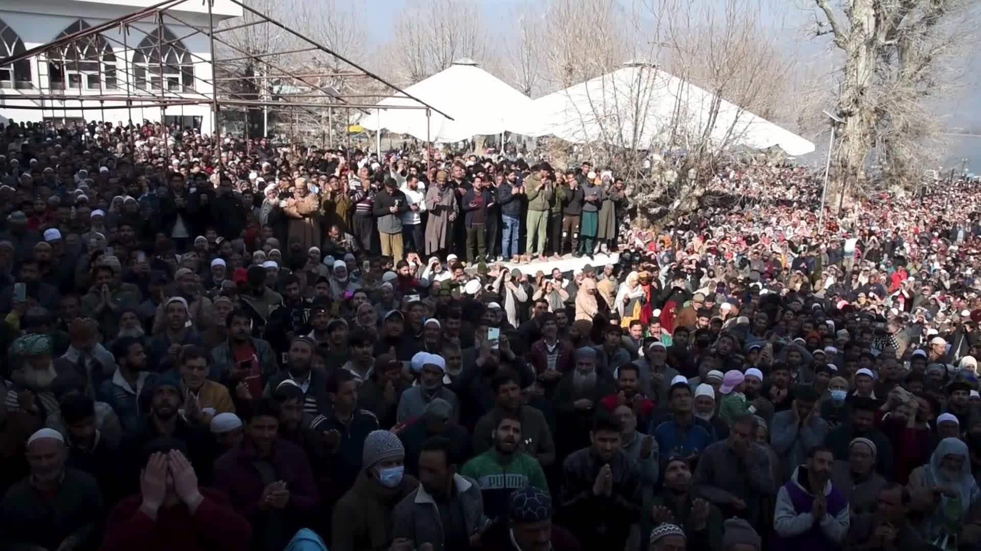 Friday following of Miraj in Srinagar, India