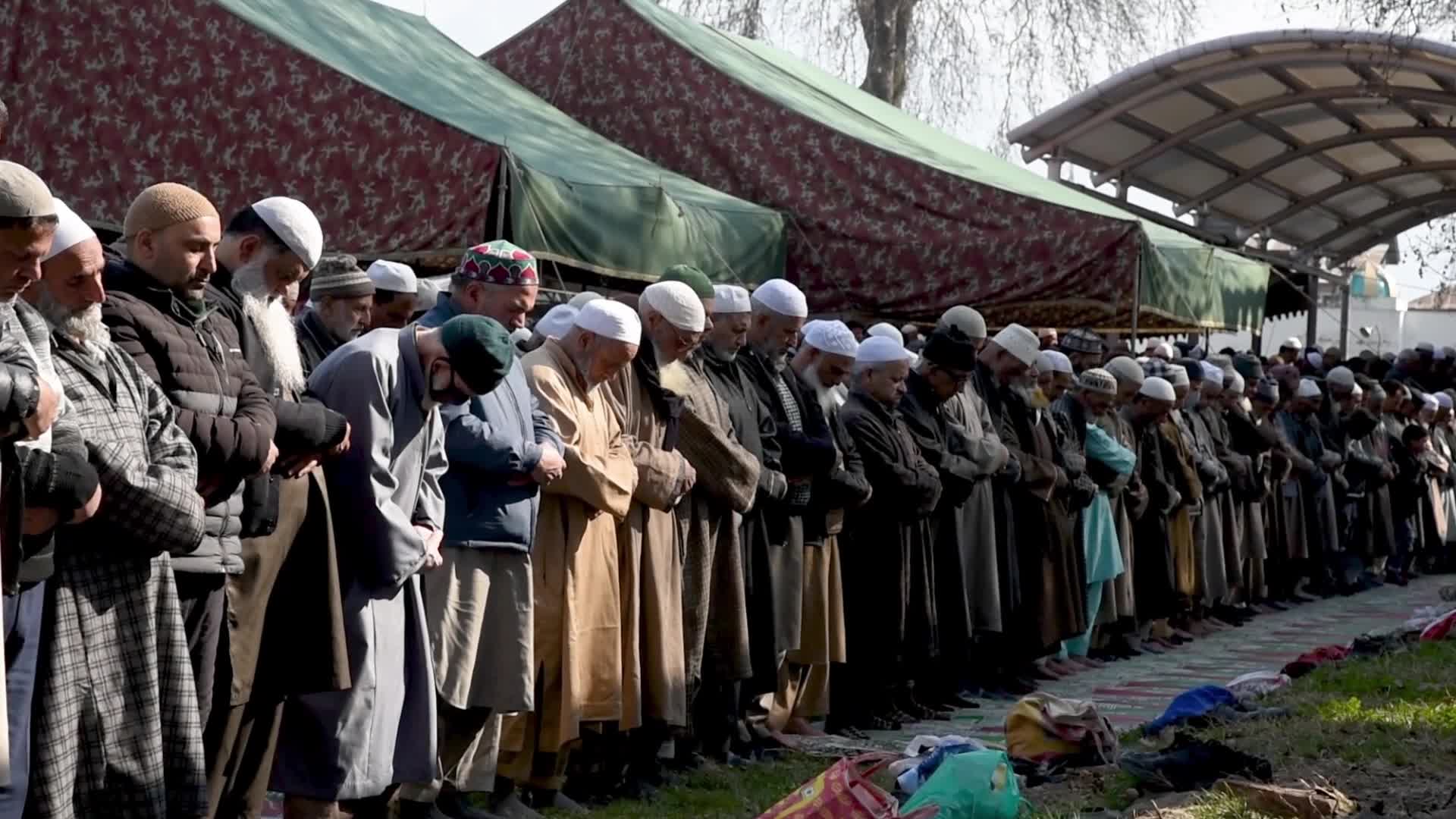 Friday following of Miraj in Srinagar, India