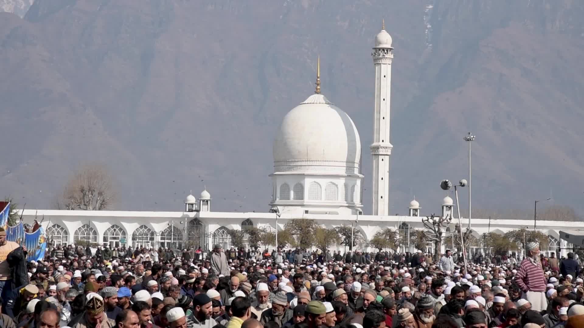 Friday following of Miraj in Srinagar, India