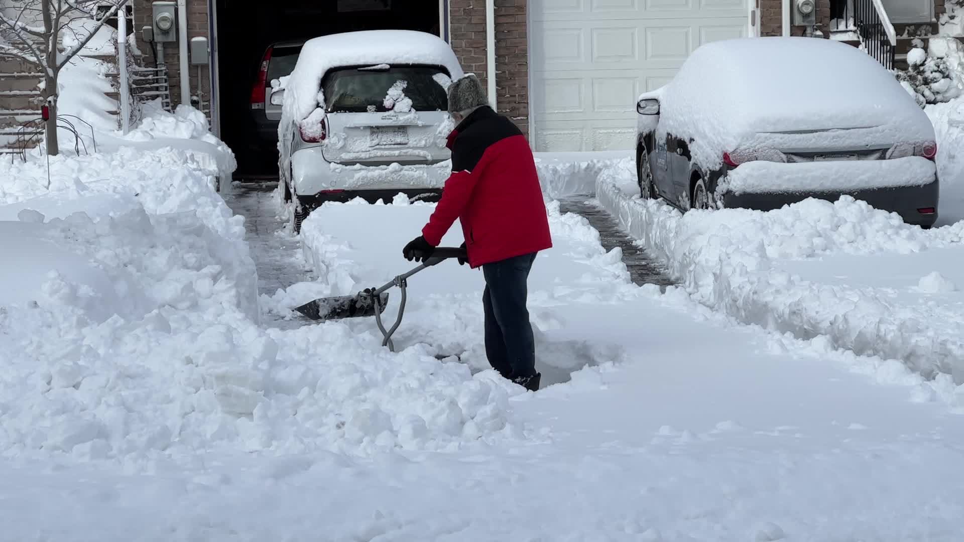 Toronto gets hit by the largest winter snowstorm of the season