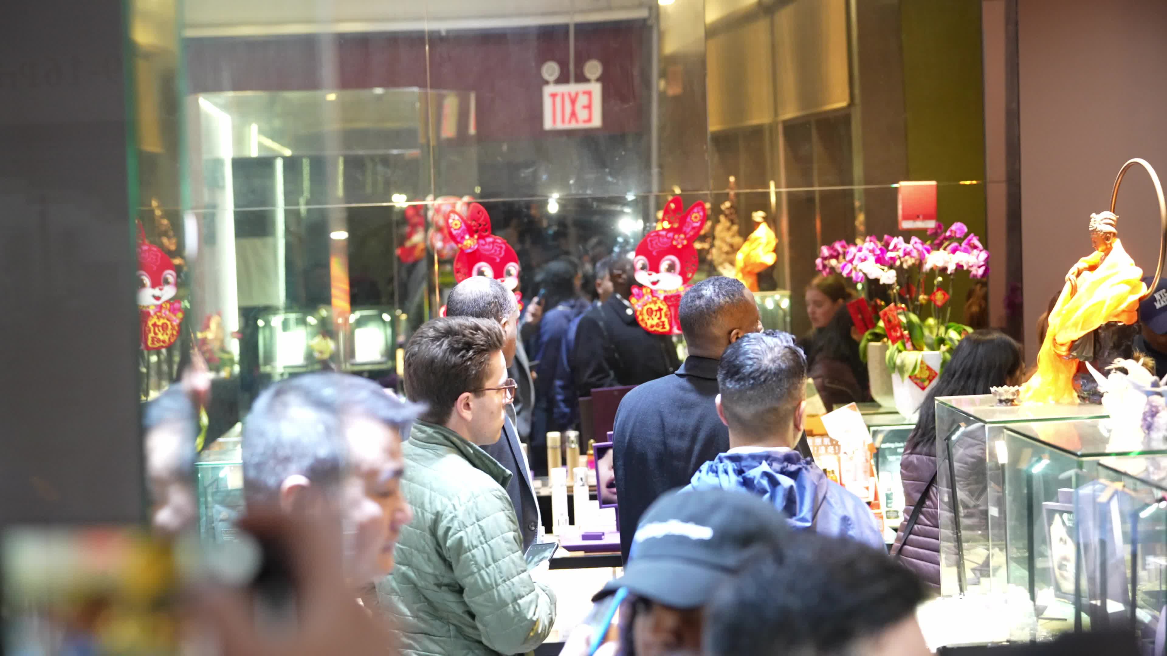 NYC Mayor Visits Scene of Flushing Jewelry Robbery