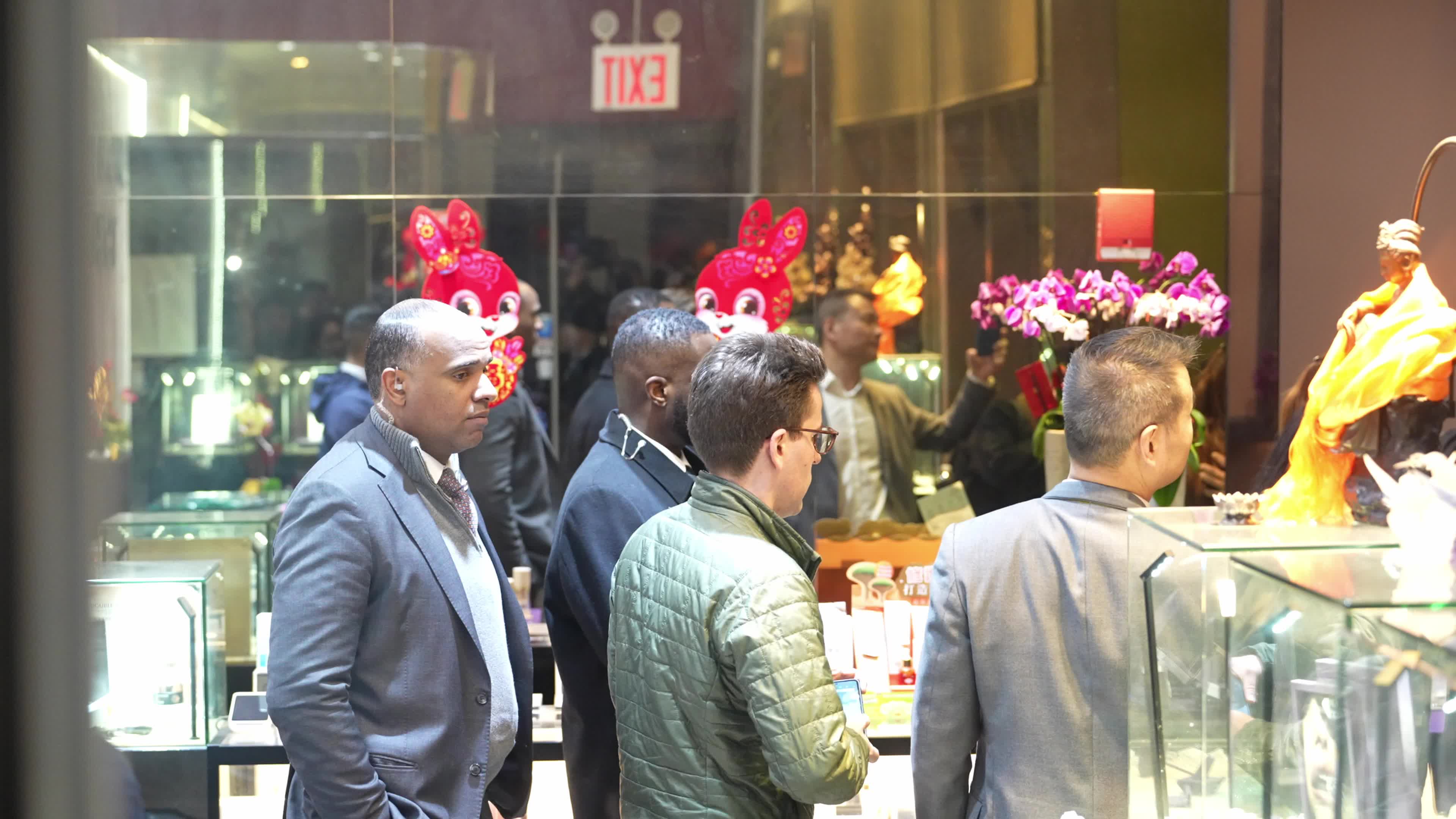 NYC Mayor Visits Scene of Flushing Jewelry Robbery