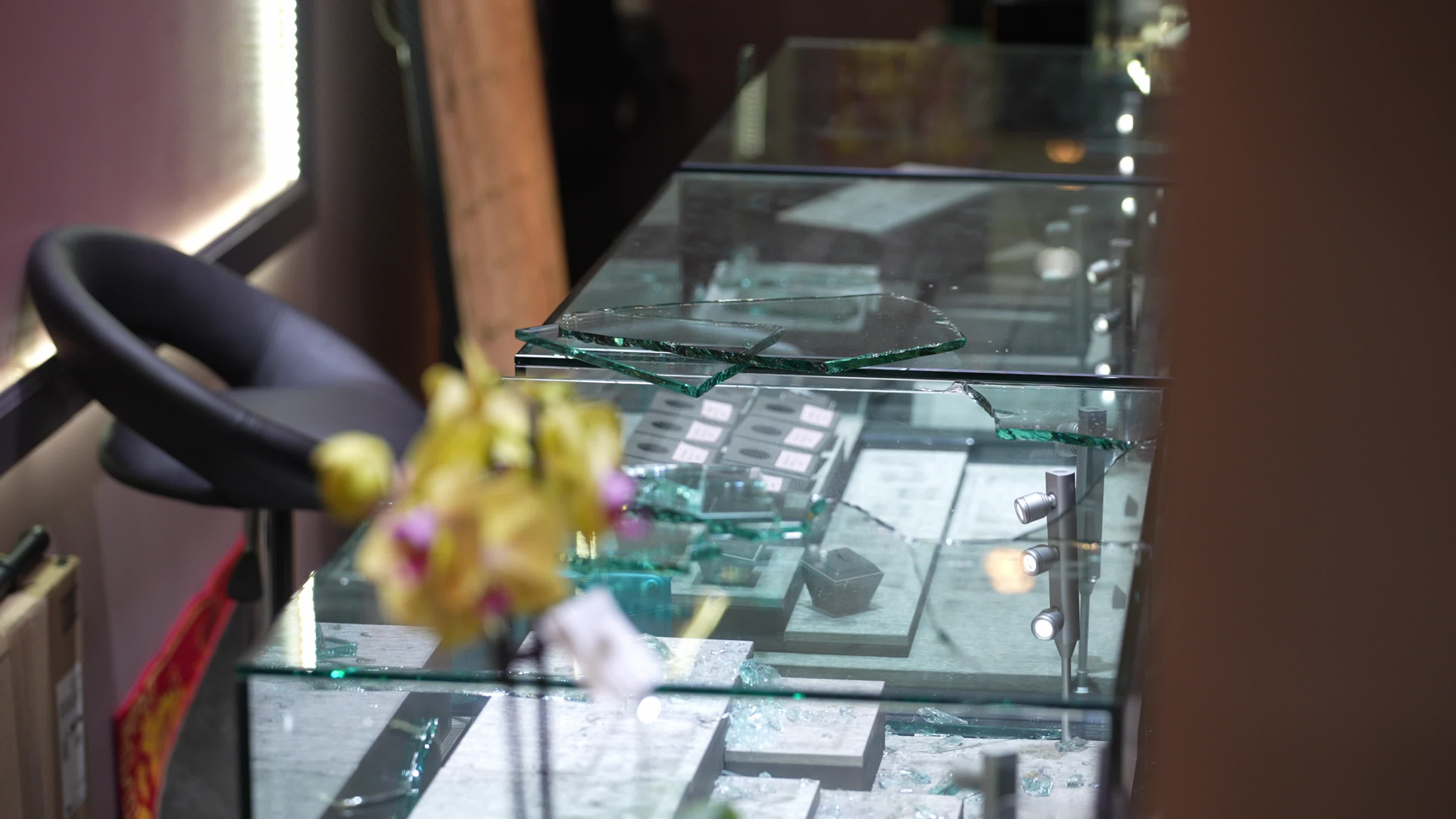 NYC Mayor Visits Scene of Flushing Jewelry Robbery