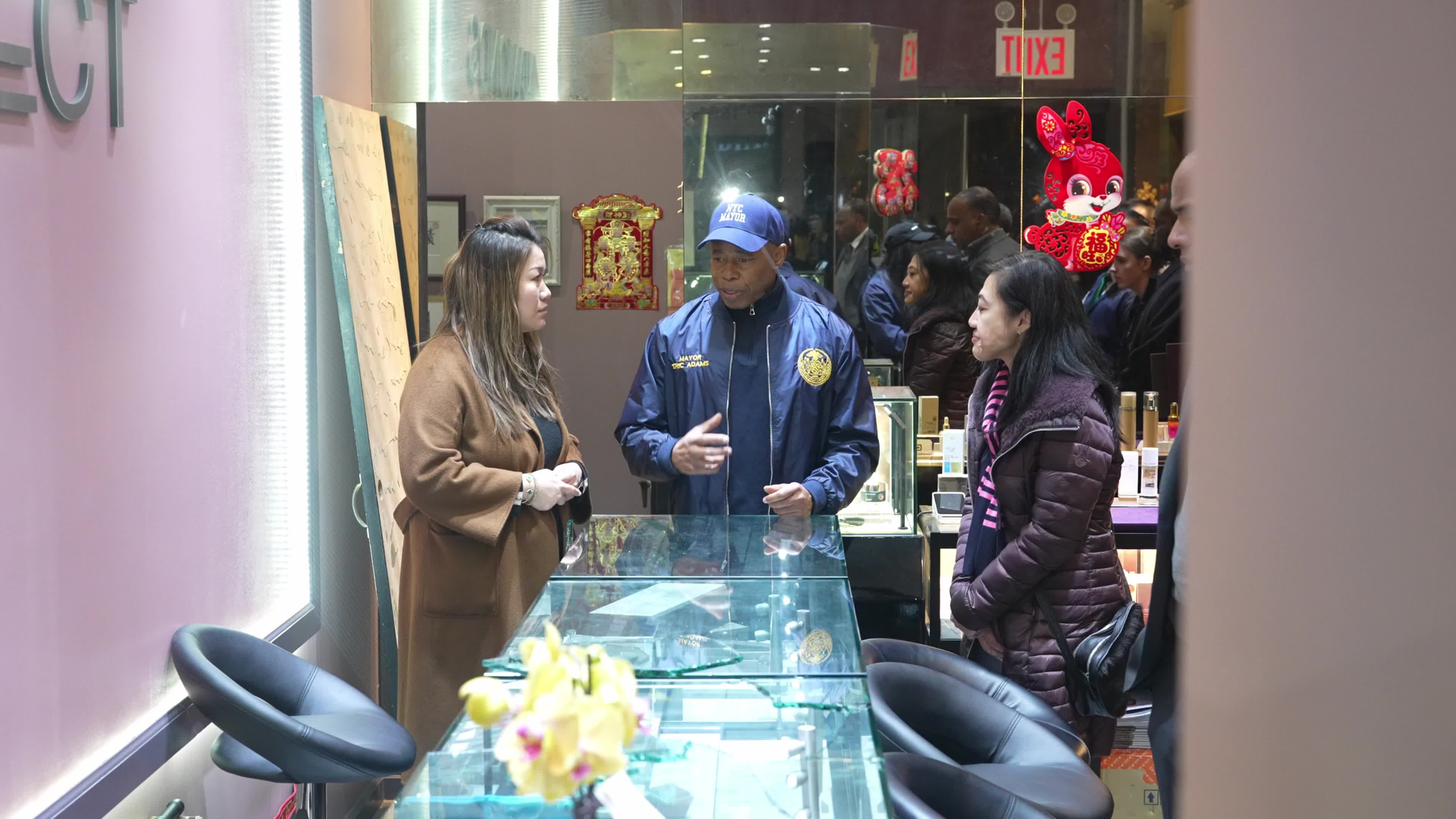 NYC Mayor Visits Scene of Flushing Jewelry Robbery