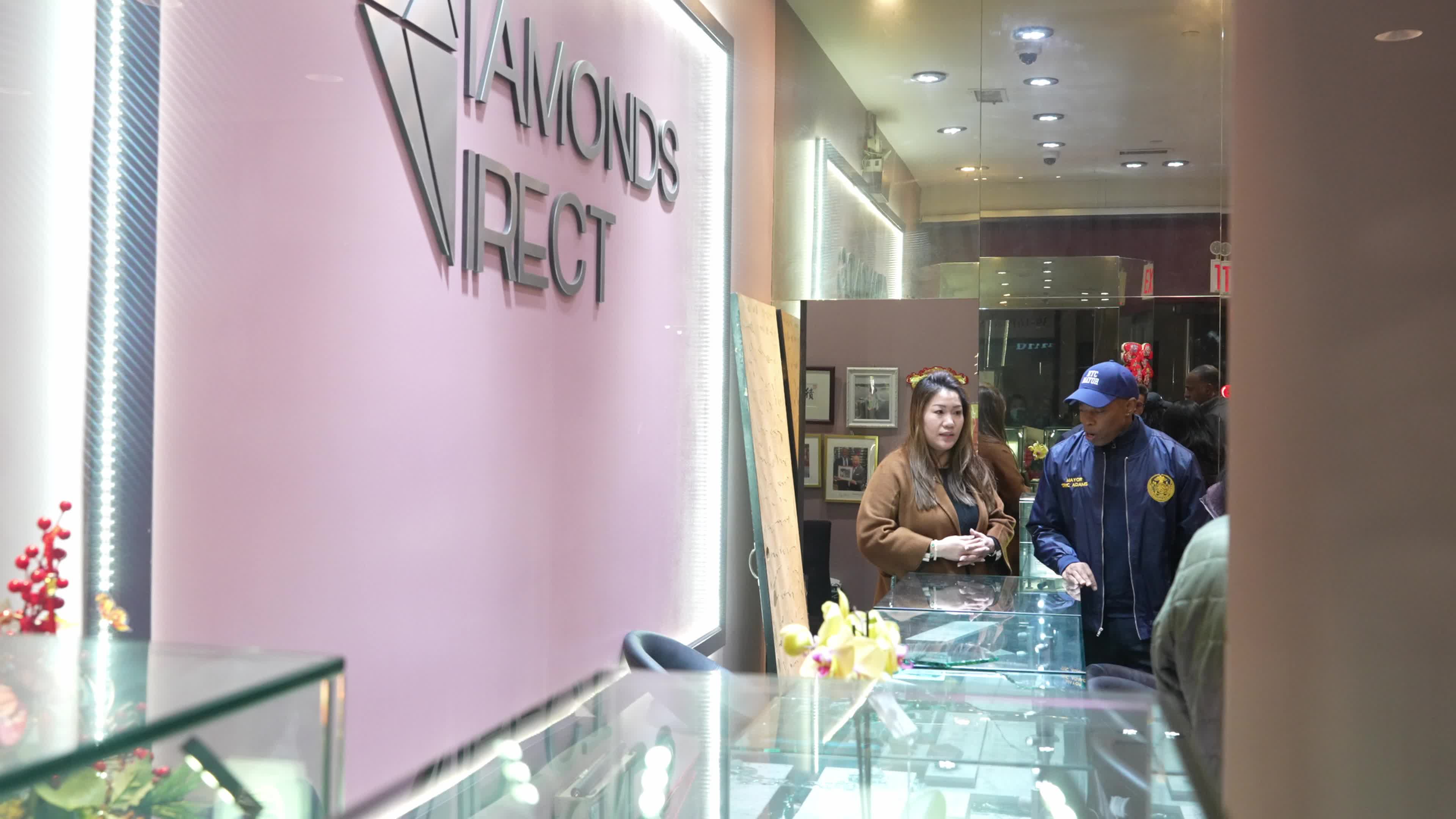 NYC Mayor Visits Scene of Flushing Jewelry Robbery
