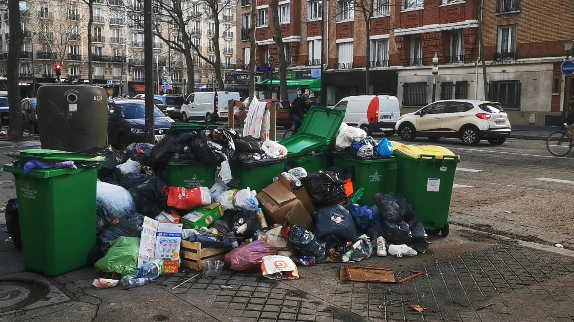 Strike of the garbage collectors in Paris, dustbins overflowing