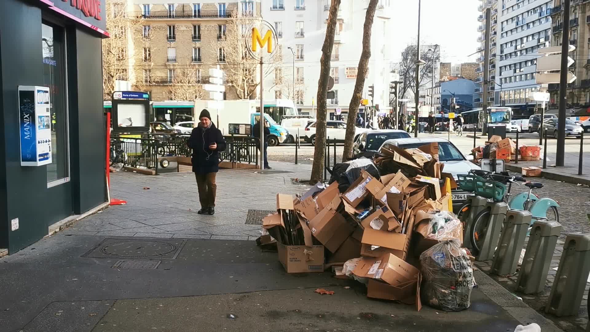 Strike of the garbage collectors in Paris, dustbins overflowing