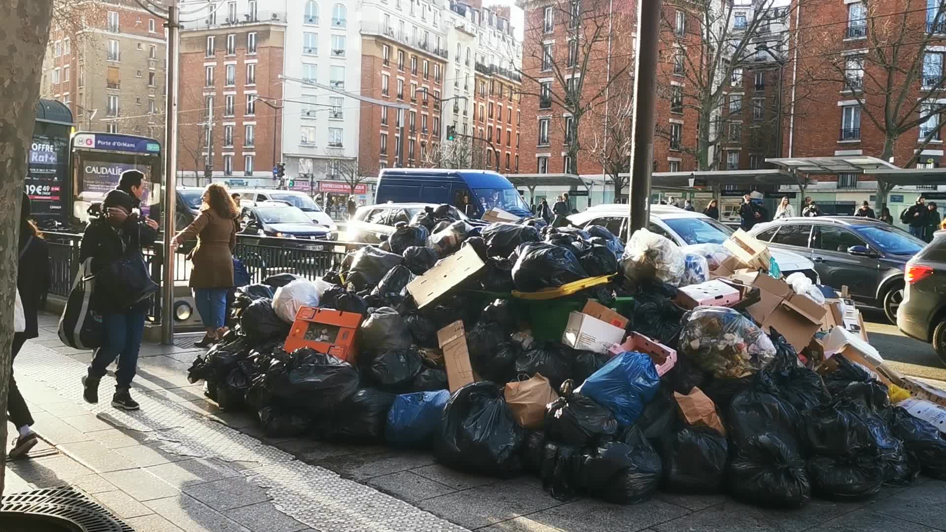 Strike of the garbage collectors in Paris, dustbins overflowing