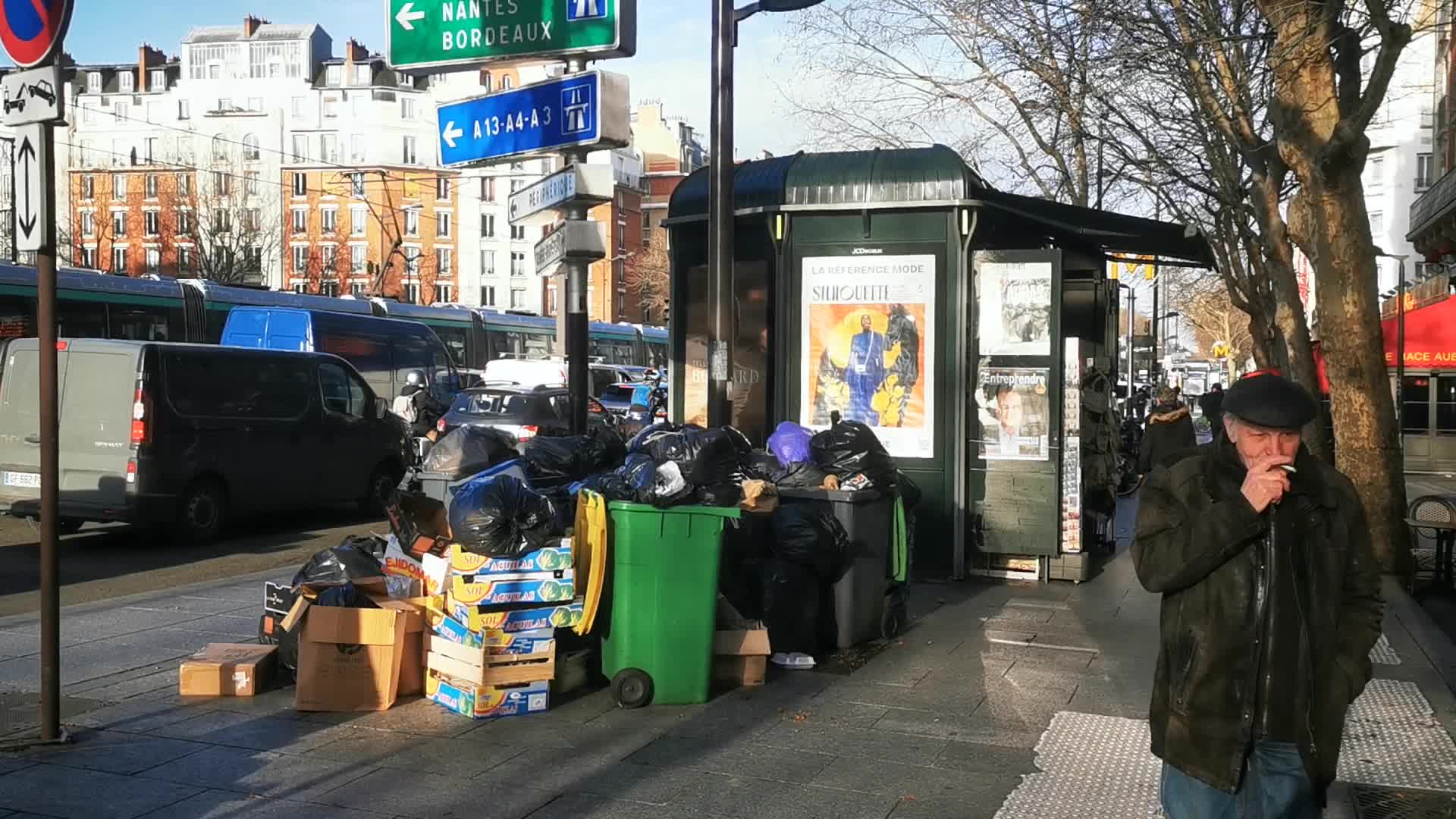 Strike of the garbage collectors in Paris, dustbins overflowing
