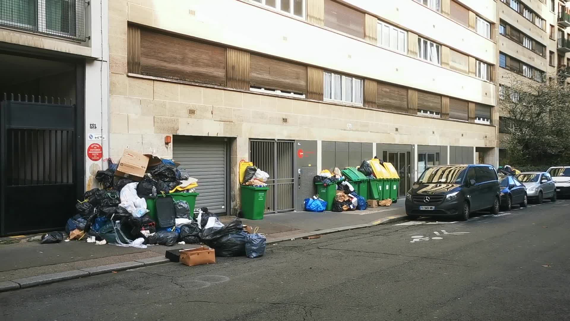 Strike of the garbage collectors in Paris, dustbins overflowing