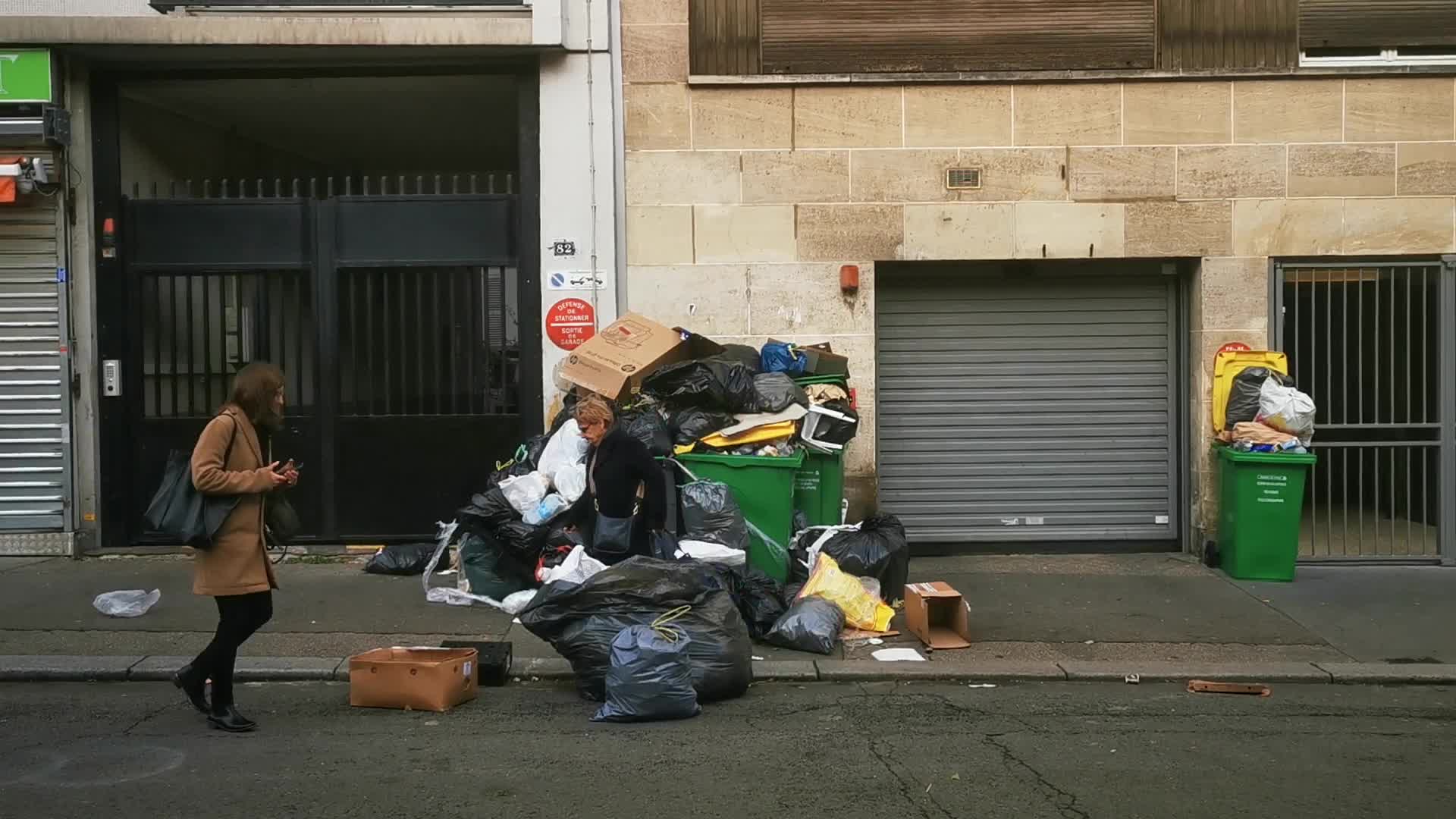 Strike of the garbage collectors in Paris, dustbins overflowing