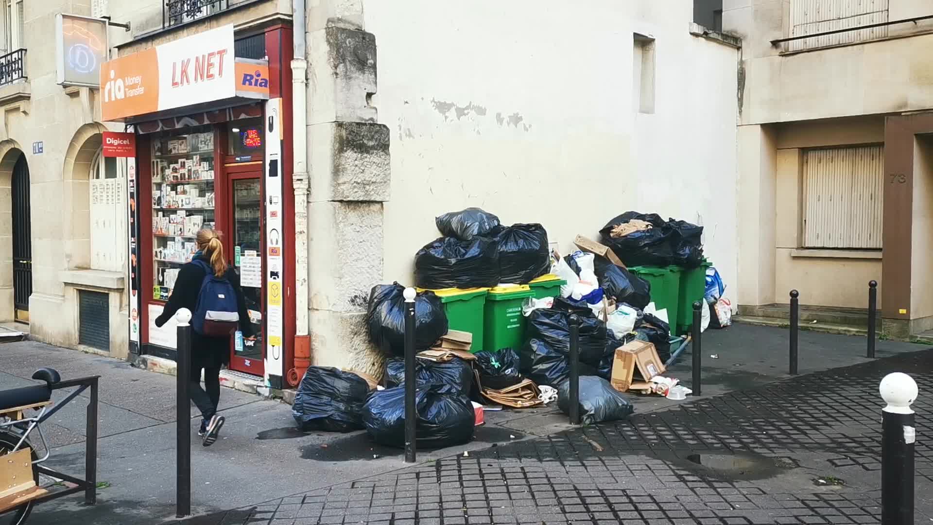 Strike of the garbage collectors in Paris, dustbins overflowing