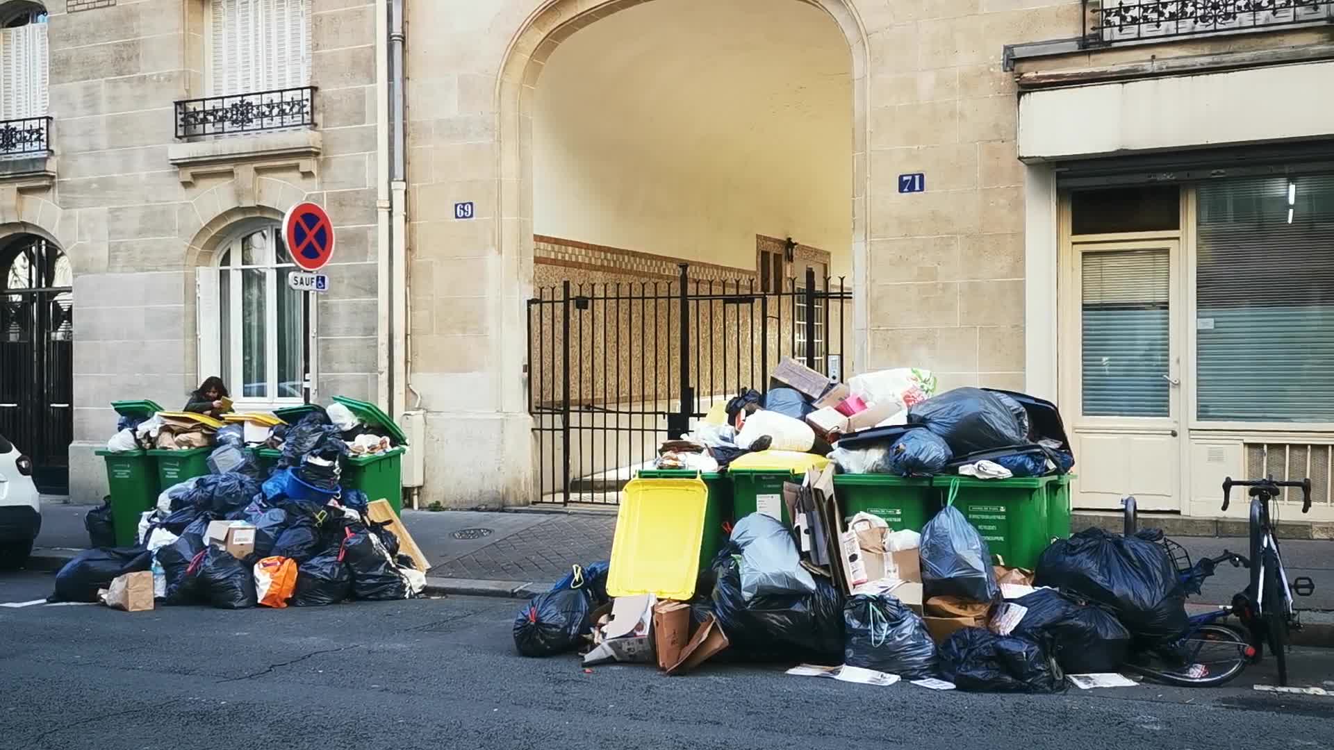 Strike of the garbage collectors in Paris, dustbins overflowing