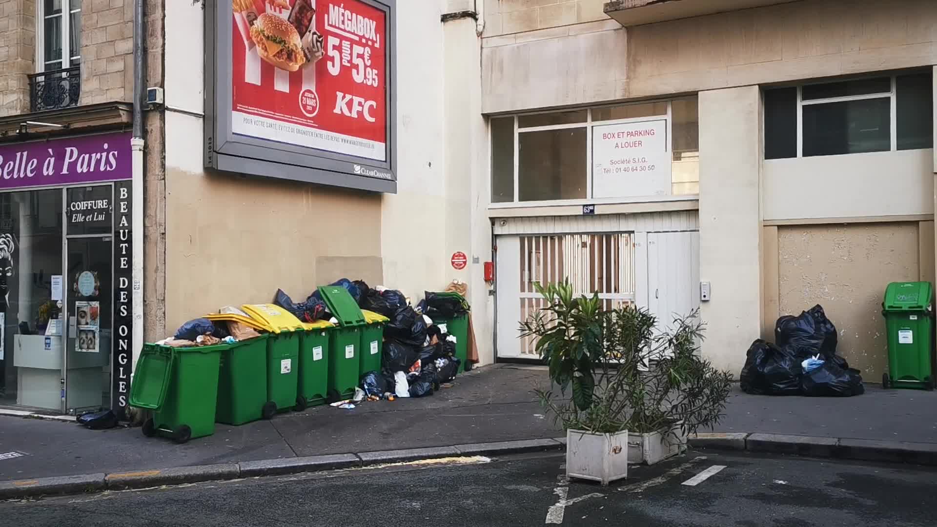Strike of the garbage collectors in Paris, dustbins overflowing