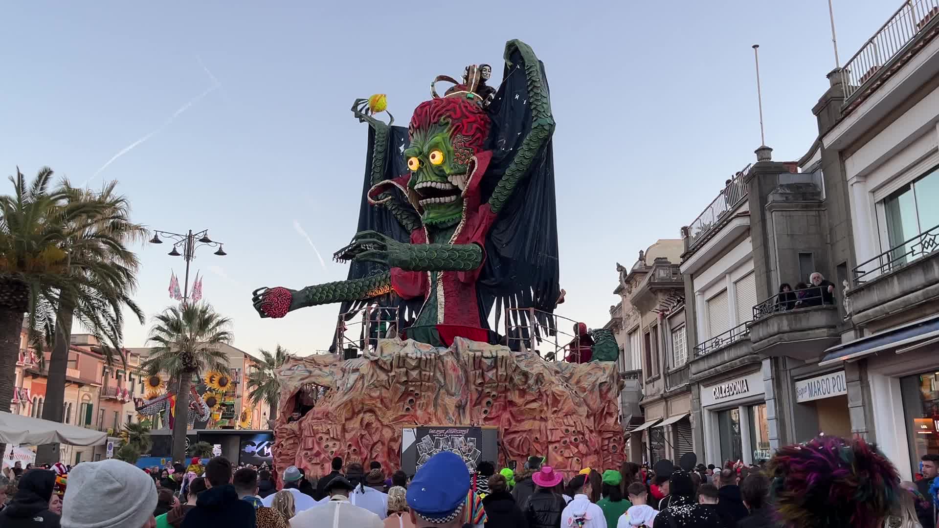 The first masked course for the 150th edition of the Carnival of Viareggio