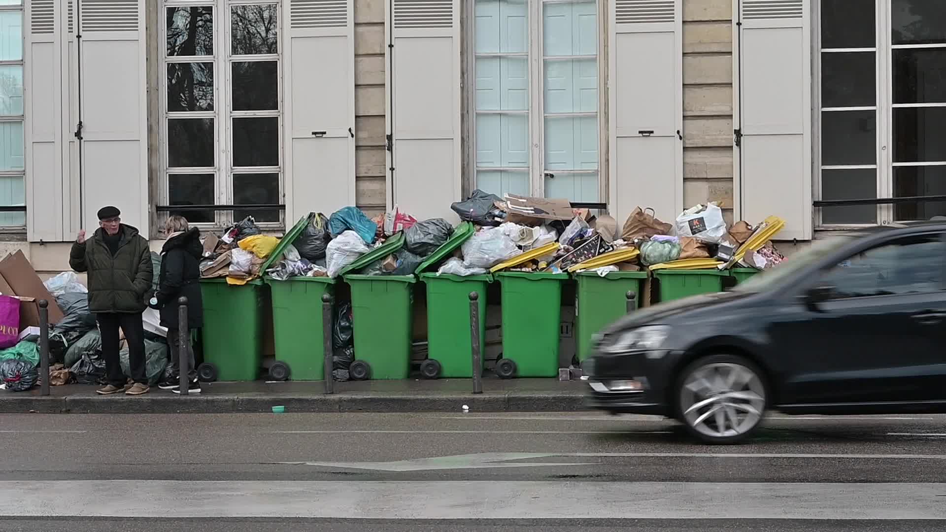 Paris under rubbish amid the Pension reform strike