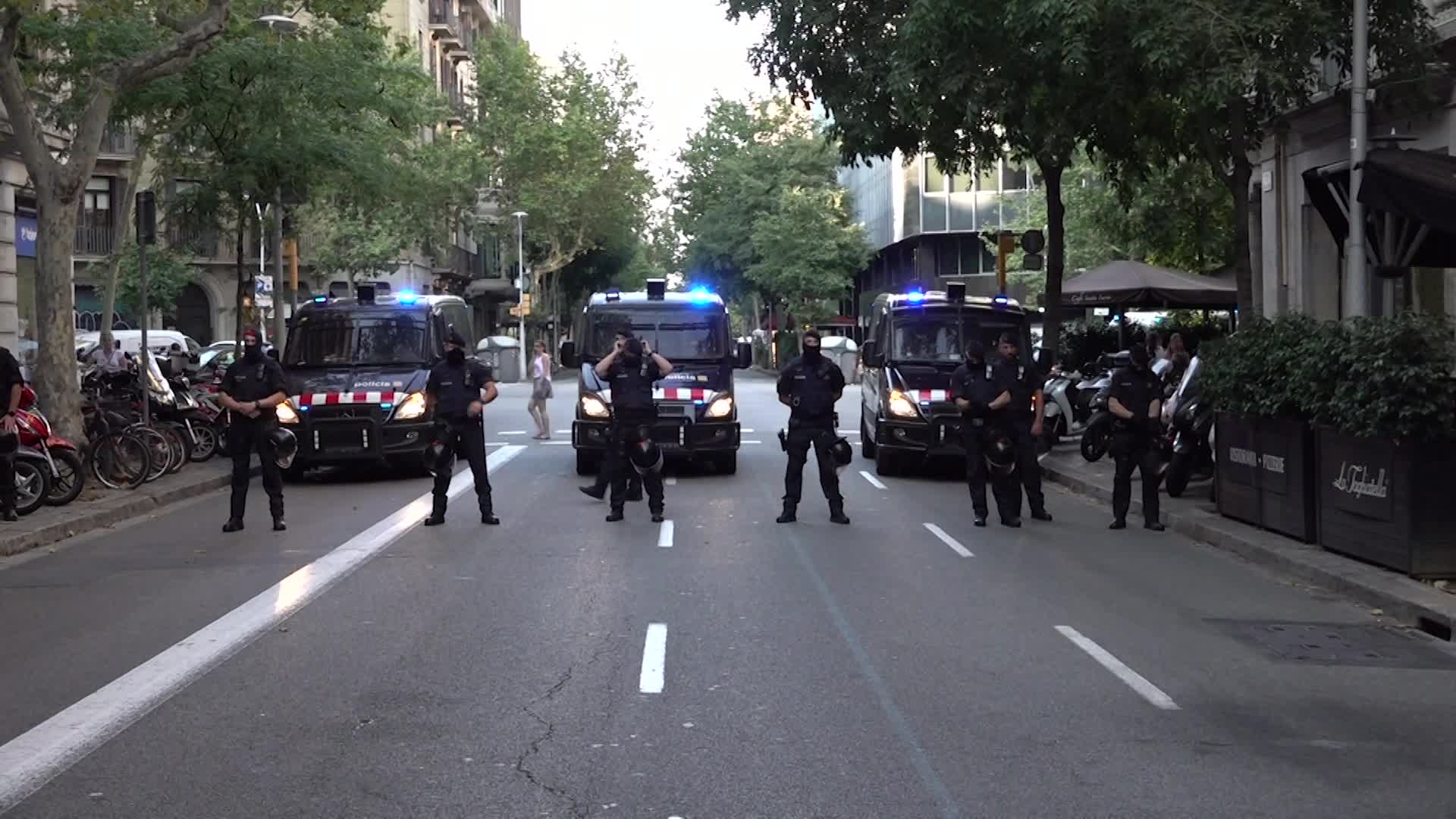 Protest in front of the Consulate of Italy in Barcelona for the freedom of Carola Rackete