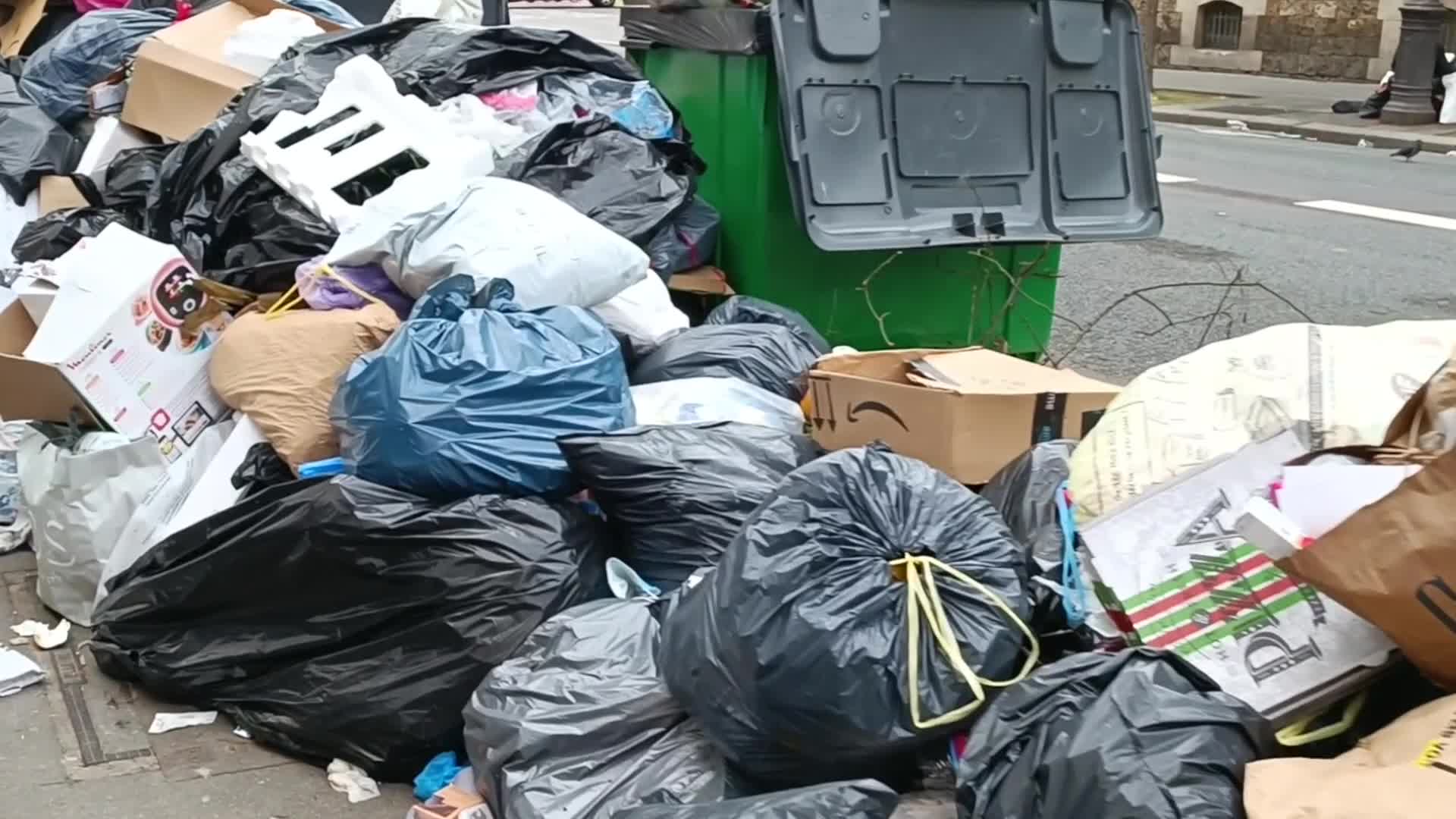 Paris under rubbish amid the Pension reform strike