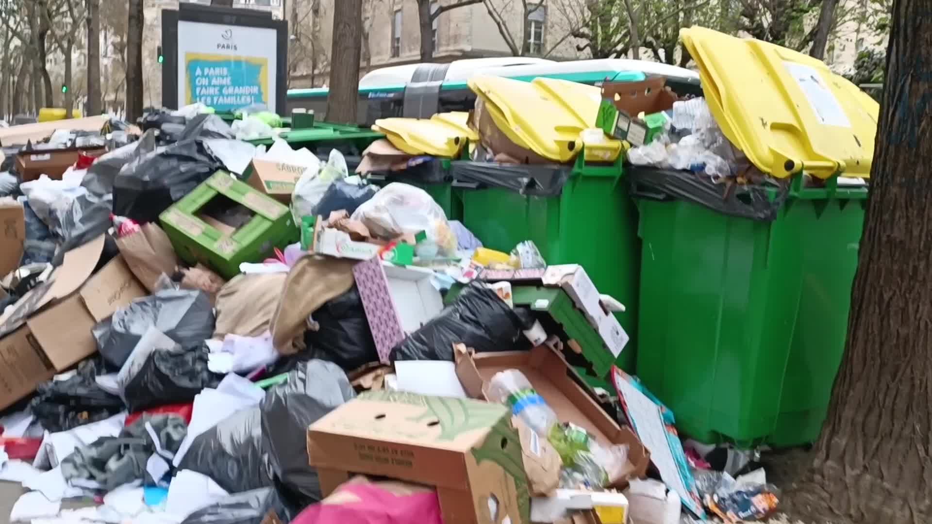 Paris under rubbish amid the Pension reform strike