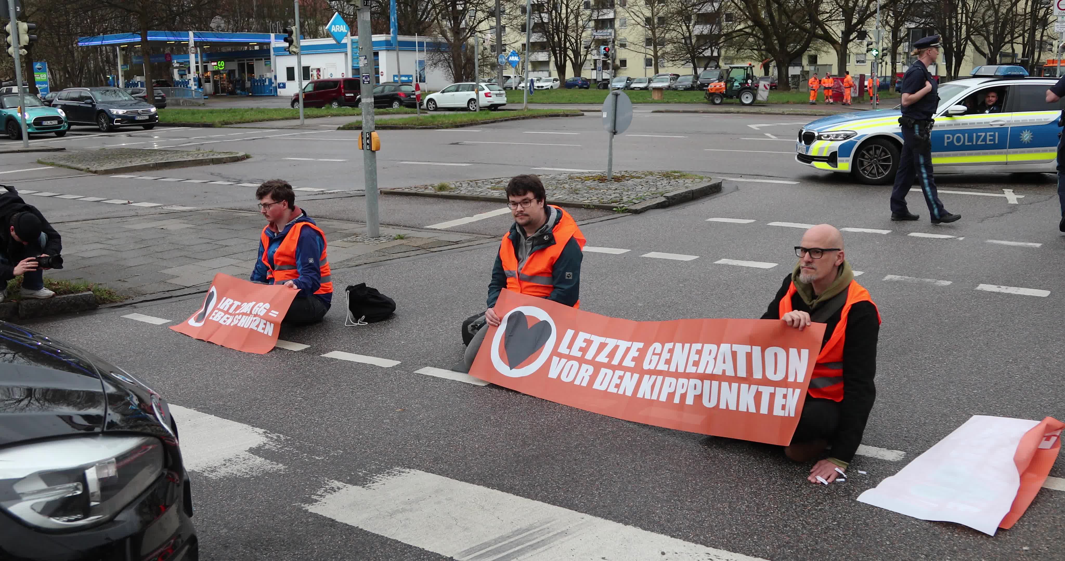 Last Generation blocks B11 exit in Munich
