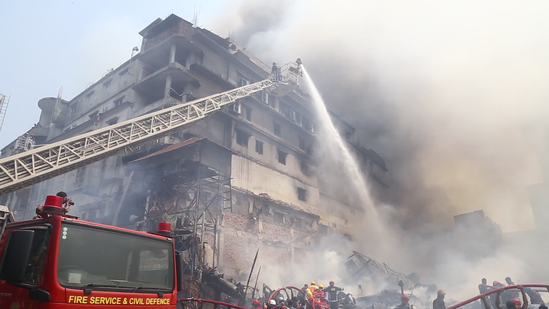 Major Fire Breaks Out At Clothing Market In Dhaka