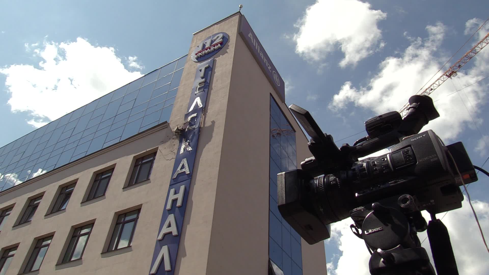 112 Ukraine TV channel came under fire of grenade launcher in Kiev
