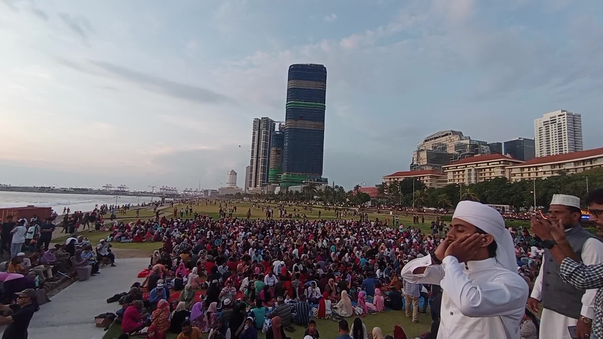 Muslim devotees break their fast on Colombo