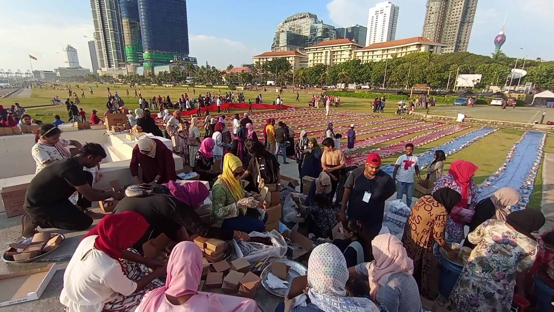 Muslim devotees break their fast on Colombo