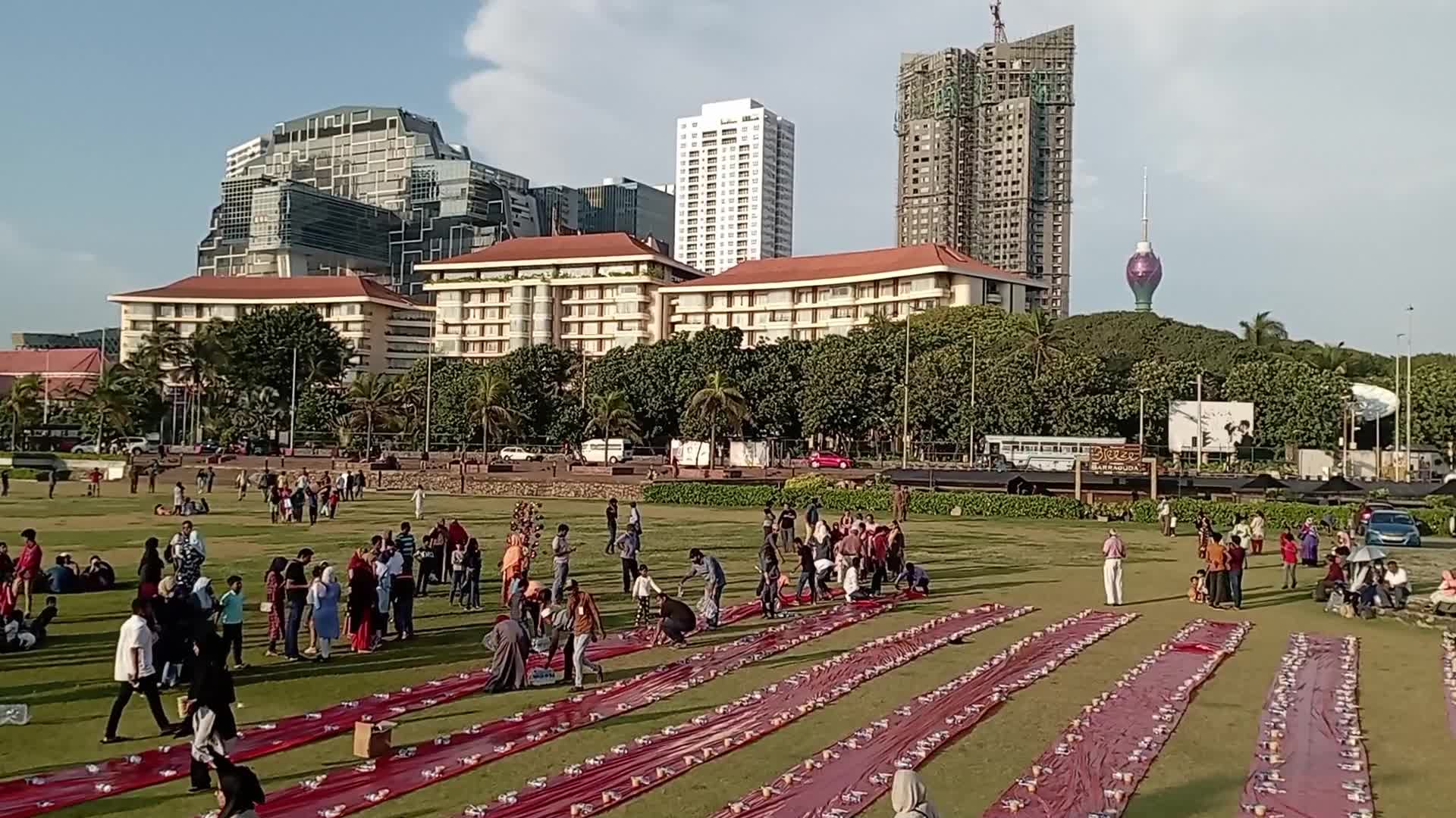 Muslim devotees break their fast on Colombo