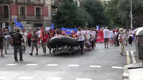 Hundreds of people protested in front of the Italian Consulate and in support of NGOs that rescue migrants at sea
