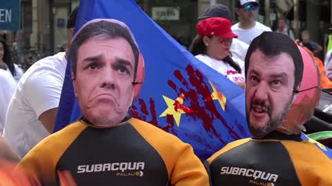Hundreds of people protested in front of the Italian Consulate and in support of NGOs that rescue migrants at sea