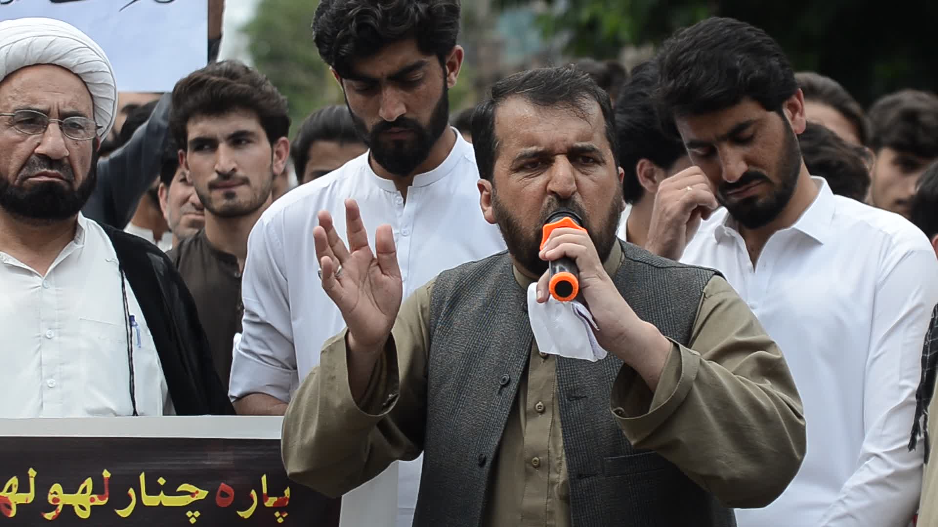 Shiite Muslims protest against the death of seven teachers in Parachinar
