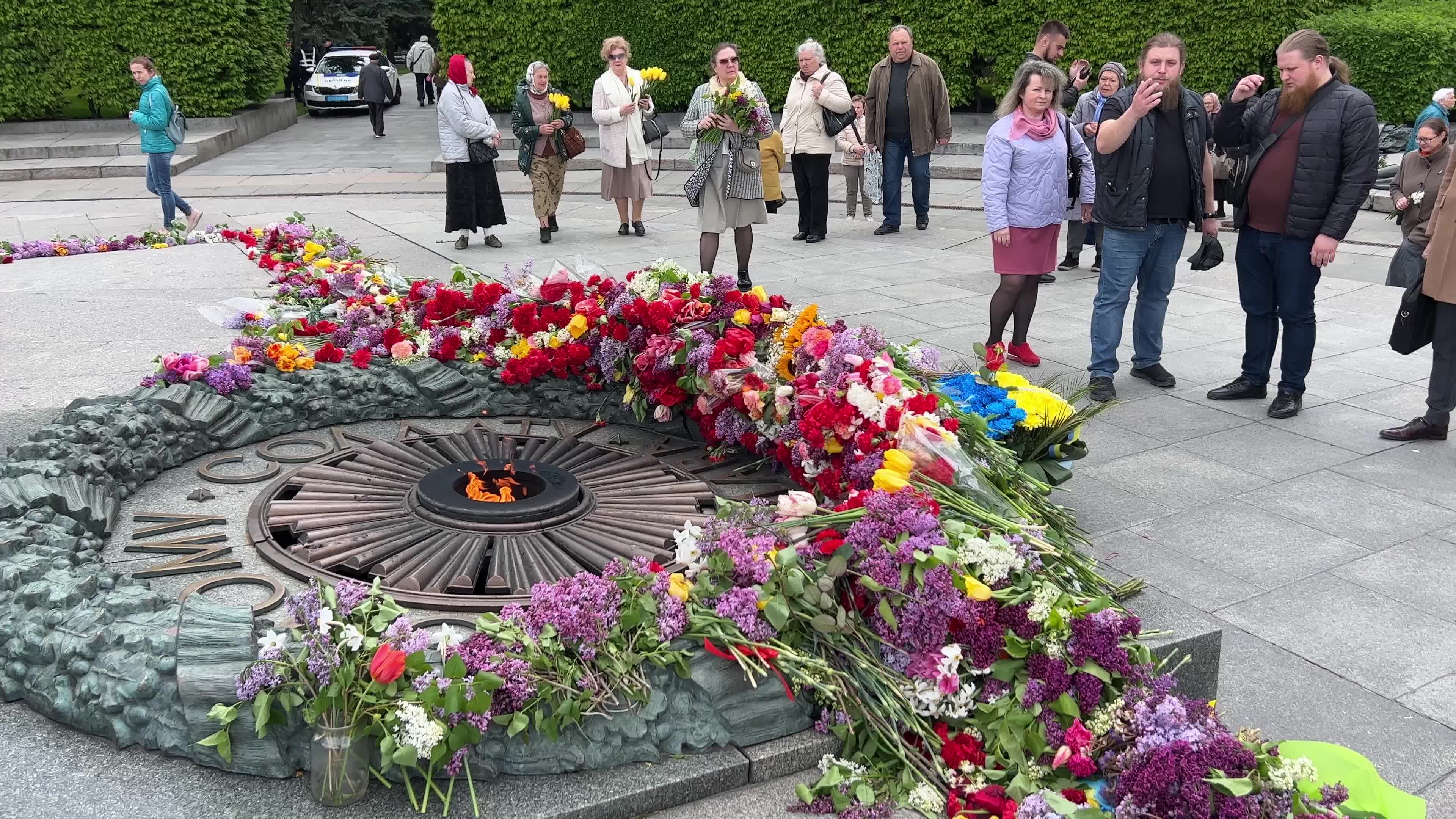 People place floral tributes at the Tomb of the Unknown Soldier monument during Victory in WWII Day commemorations in Kyiv 