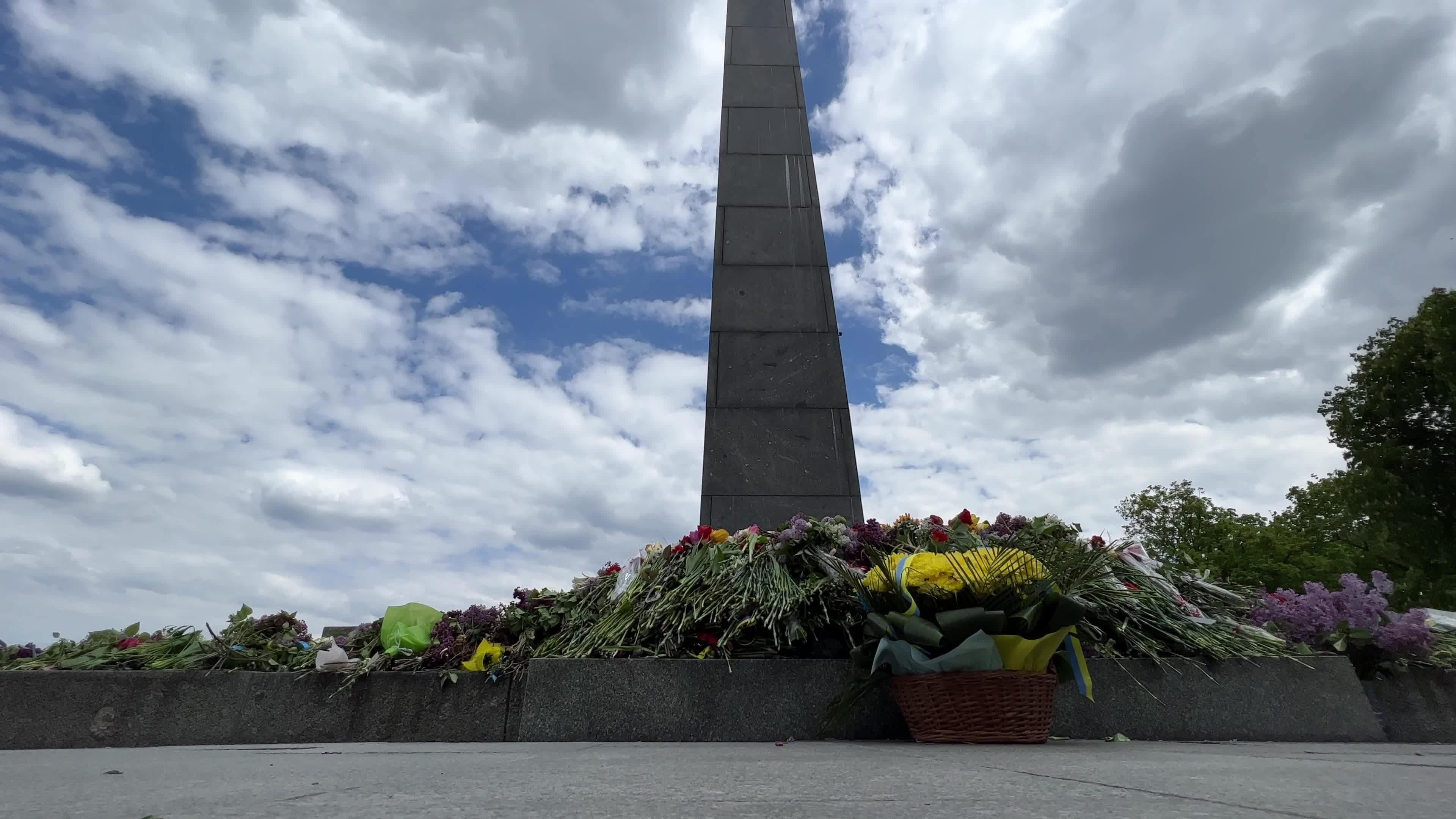 People place floral tributes at the Tomb of the Unknown Soldier monument during Victory in WWII Day commemorations in Kyiv 