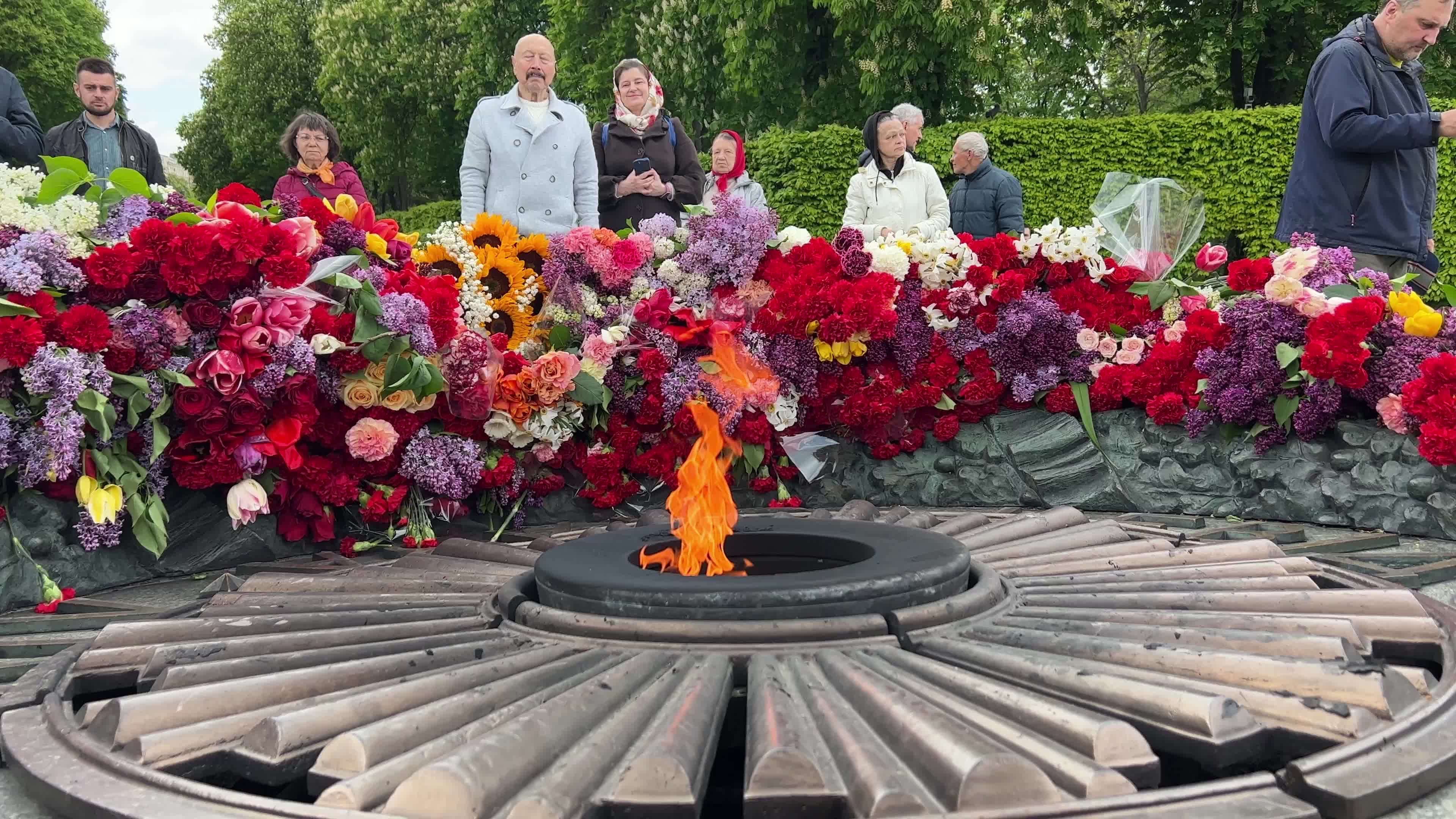 People place floral tributes at the Tomb of the Unknown Soldier monument during Victory in WWII Day commemorations in Kyiv 